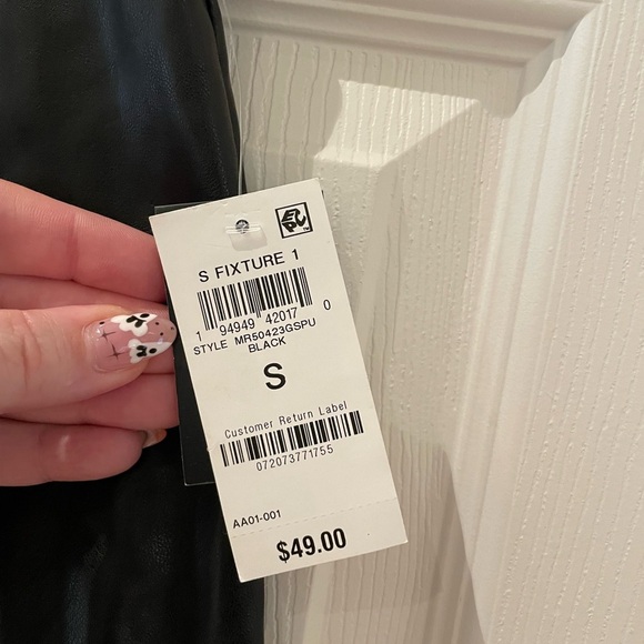 Faux leather mini skirt with small slit - Picture 4 of 7